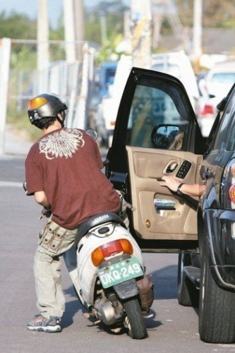 突開車門害機車撞上 吃罰單且需賠修車費-高雄汽機車免留車借款,高雄當舖,高信當舖
